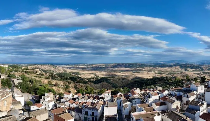 un paesaggio con città e colline