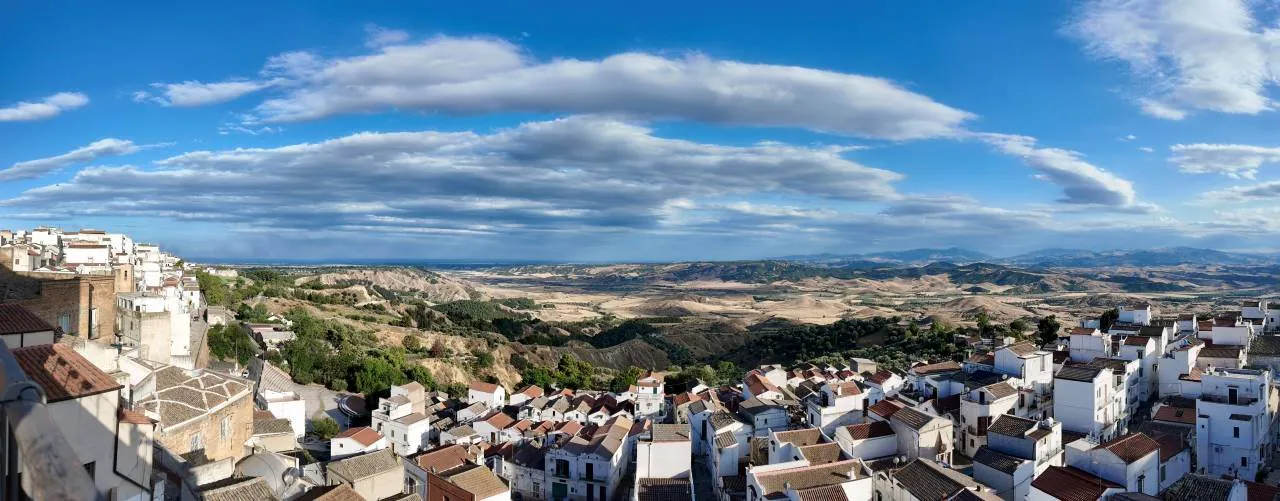 un paesaggio con città e colline