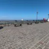 coppia di persone in piazza con vista mare