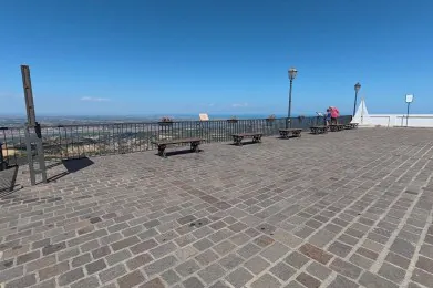 coppia di persone in piazza con vista mare