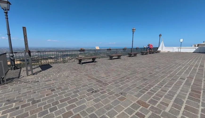 coppia di persone in piazza con vista mare
